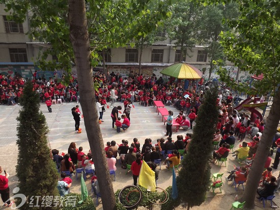 河南臺(tái)前紅纓第一幼兒園舉辦親子運(yùn)動(dòng)會(huì)
