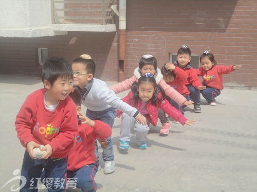 河北廊坊紅纓小神龍幼兒園“進社區(qū) 送愛心”活動