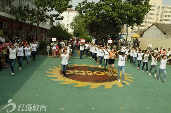 山西運城東鎮(zhèn)紅纓貝貝幼兒園舉辦六一親子運動會