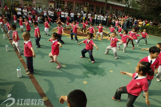 山西運城東鎮(zhèn)紅纓貝貝幼兒園舉辦六一親子運動會