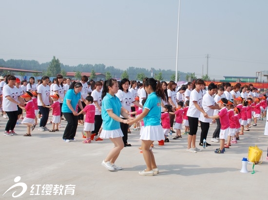 河北白溝紅纓晨陽(yáng)幼兒園舉辦大型親子廣場(chǎng)舞活動(dòng)