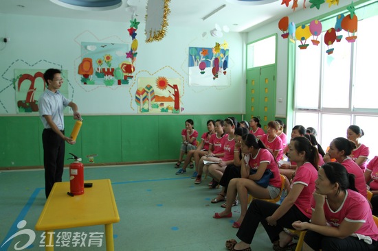 湖北荊州紅纓新加坡國際幼兒園開展消防知識培訓(xùn)