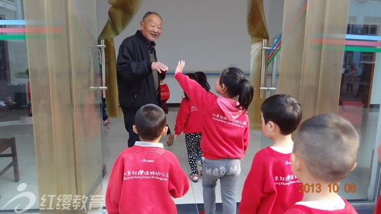 湖北安陸紅纓新世紀(jì)幼兒園開展敬老慰老獻(xiàn)愛心活動