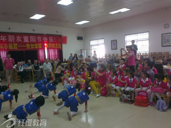 湖北荊州紅纓新加坡城·國際幼兒園走進敬老院