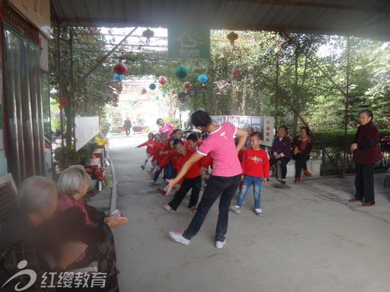 陜西華縣紅纓苗苗幼兒園開展重陽節(jié)關(guān)愛老人活動(dòng)