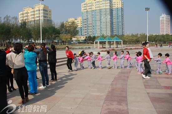 遼寧朝陽(yáng)紅纓立人幼兒園組織秋季活動(dòng)