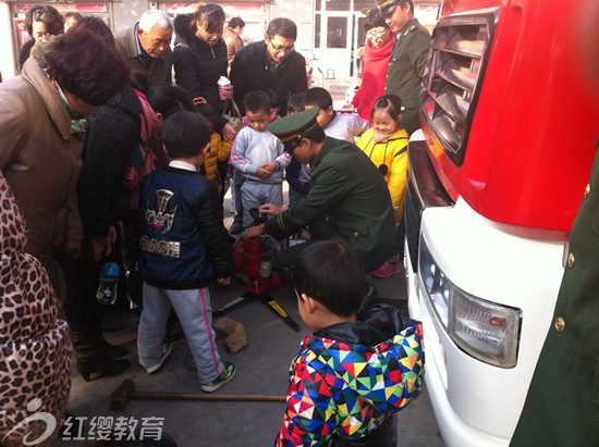 河北南宮紅纓清華寶貝中英文幼兒園組織幼兒參觀消防大隊