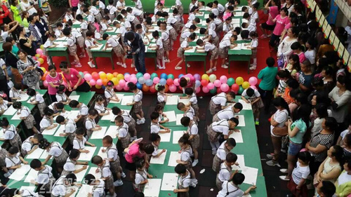 陜西鎮(zhèn)安紅纓聰明樹(shù)幼兒園舉辦慶六一文藝匯演