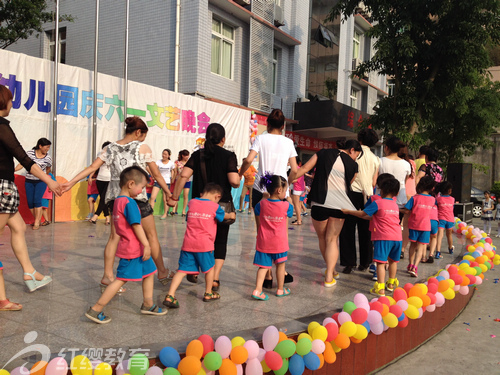 四川自貢紅纓金豆豆幼兒園舉辦六一文藝晚會