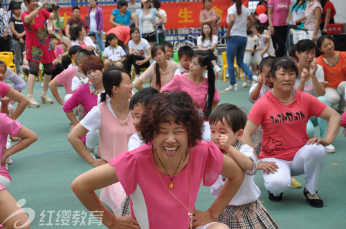 河北承德紅纓寬城幼兒園舉辦大型親子廣場舞活動 