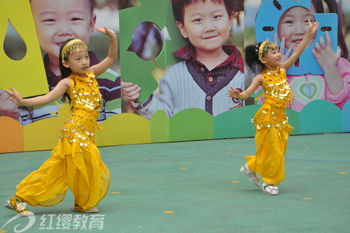 河北承德紅纓寬城幼兒園舉辦大型親子廣場舞活動 