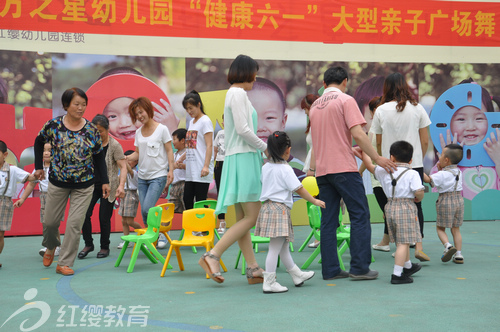 河北承德紅纓寬城幼兒園舉辦大型親子廣場舞活動 