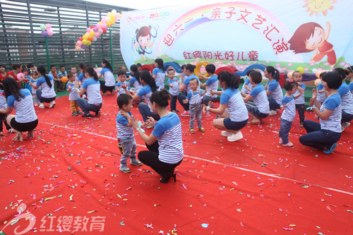 江西贛州尋烏紅纓商業(yè)中心幼兒園舉辦迎六一親子文藝匯演