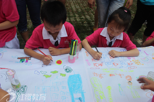 湖北丹江口紅纓陽光寶貝幼兒園舉辦幼兒長卷畫活動