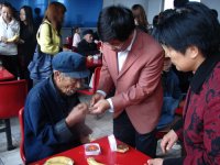 中秋節(jié)馬玉林幼兒園到敬老院慰問。