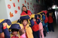 拉薩小精靈藝術(shù)幼兒園開(kāi)展地震應(yīng)急避險(xiǎn)演練