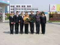 學校中層領導與專家合影