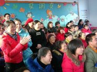 孩子們的表演給家長(zhǎng)們帶來(lái)陣陣笑聲
