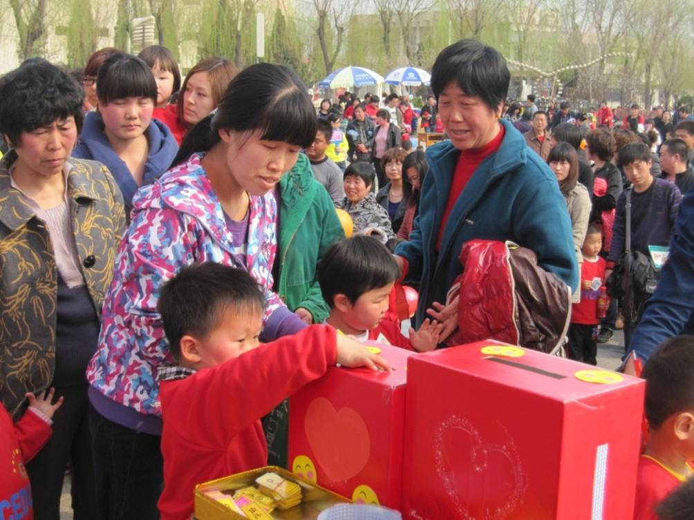 助學(xué)桑梓，愛心義賣育英才雙語幼兒園感恩賣