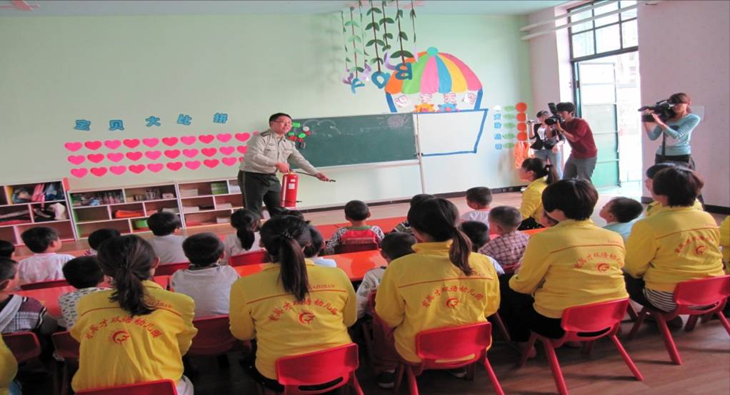 育英才雙語幼兒園消防演習(xí)活動