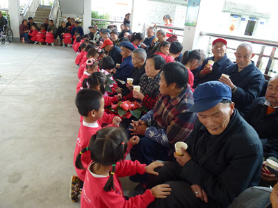 北川安昌藍(lán)天幼兒園2012年“關(guān)愛老人，感恩重陽”活動