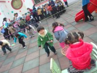 模仿小矮人走路，能蹲著走5—10米，保持身體平衡，堅持完成動作。 讓幼兒體會集體協(xié)作的意義。